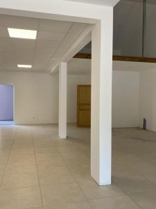 photo For rent Commercial office SALAZIE 974