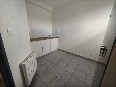 photo For rent Commerce COLOMIERS 31
