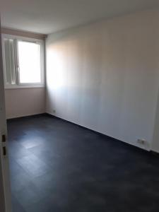 photo For rent Commerce VAIVRE-ET-MONTOILLE 70
