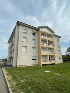photo For rent Apartment MEZERIAT 01