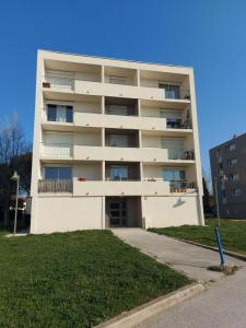 Location Appartement 4 pièces LAUDUN 30290
