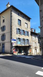 Vente Maison 4 pices VIC-SUR-CERE 15800
