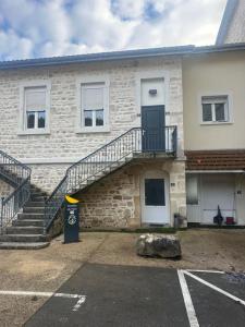 Location Appartement 6 pi�ces MONTREAL-LA-CLUSE 01460