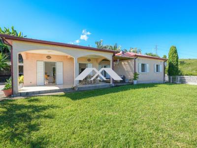 For sale House POSSESSION 