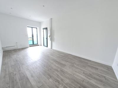 For sale Apartment SAINT-PAUL-DE-VARAX HYPER CENTRE 01